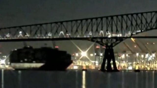 Um outro ângulo do choque de navio com ponte em Baltimore