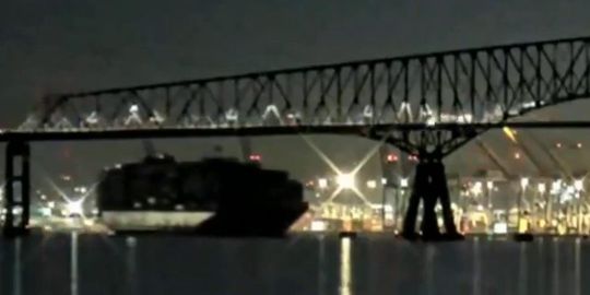 Um outro ângulo do choque de navio com ponte em Baltimore