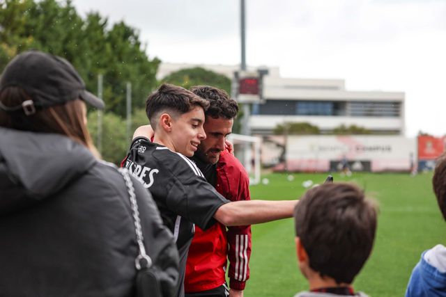 Plantel do Benfica visitado por crianças (fotos)