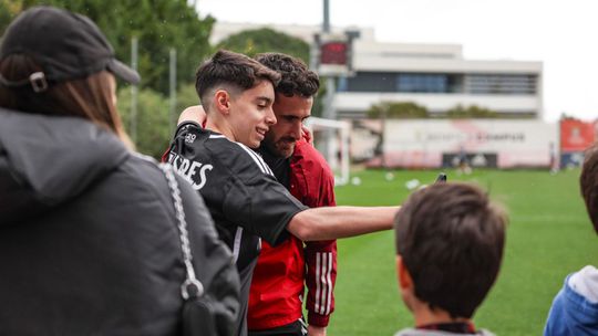 Plantel do Benfica visitado por crianças (fotos)