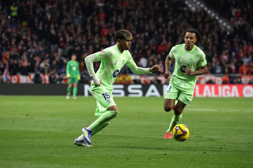 Lamine Yamal, com Jules Koundé a desmarcar-se, conduz a bola em mais um ataque do Barcelona