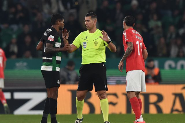 «Descubram as diferenças»: Benfica atira-se à arbitragem com golo do Sporting