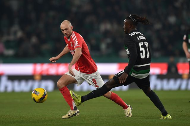 Aursnes e Quenda discutem lance durante o dérbi da 1.ª volta da liga, que os leões venceram por 1-0, em Alvalade, com golo de Catamo