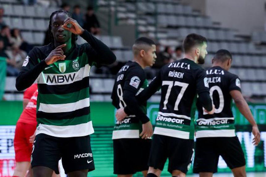 Zicky Té bisou frente ao Ladoeiro (Foto: FPF)