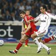 Alessandro Nesta a tentar marcar Steven Gerrard no Milan-Liverpool