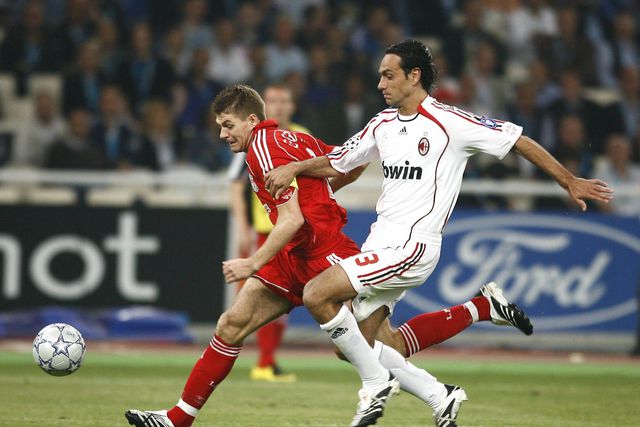 Alessandro Nesta a tentar marcar Steven Gerrard no Milan-Liverpool