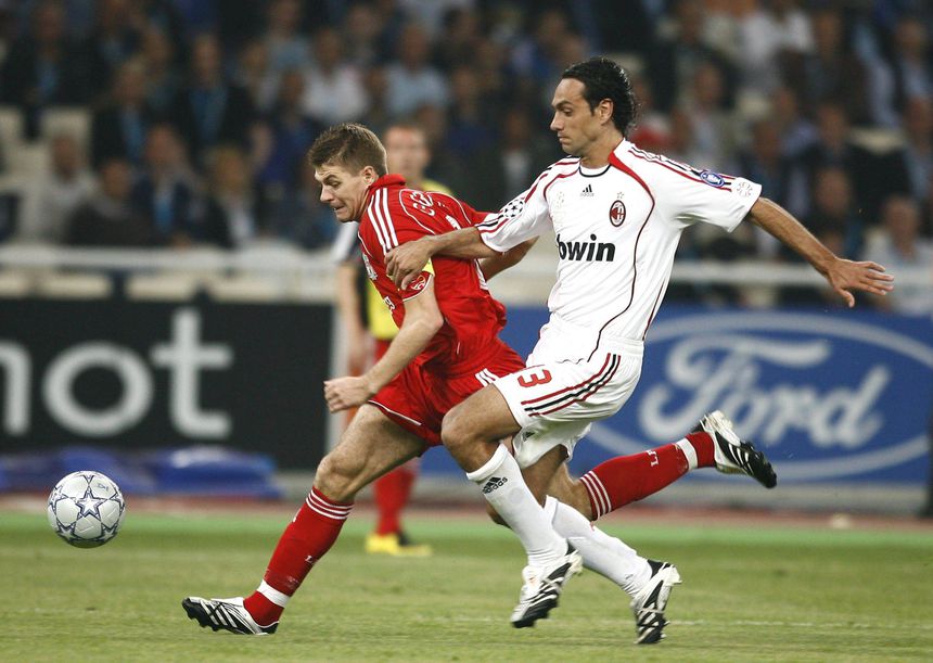 Alessandro Nesta a tentar marcar Steven Gerrard no Milan-Liverpool