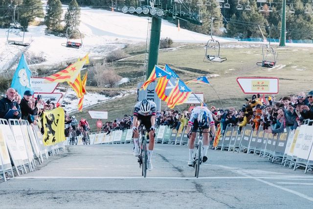 Volta à Catalunha: Juan Ayuso vence Primoz Roglic... ao 'foto-finish'