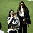 Bruna Biancardi e a filha Mavie durante a apresentação de Neymar no Santos