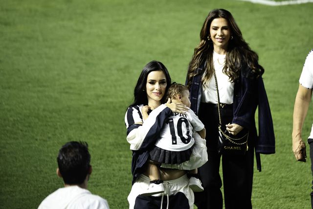 Bruna Biancardi e a filha Mavie durante a apresentação de Neymar no Santos