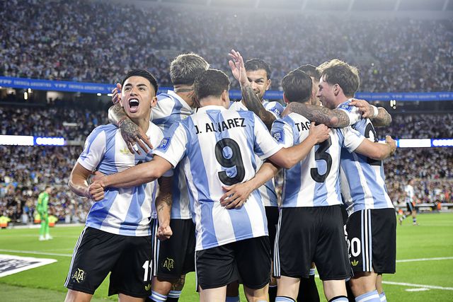 Jogadores da Argentina a celebrarem a vitória ao Brasil no Monumental