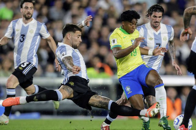 Otamendi em duelo com Endrick (Imago)