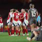 Jogadoras do Arsenal a celebrarem o apuramento para as meias-finais da Champions no Emirates