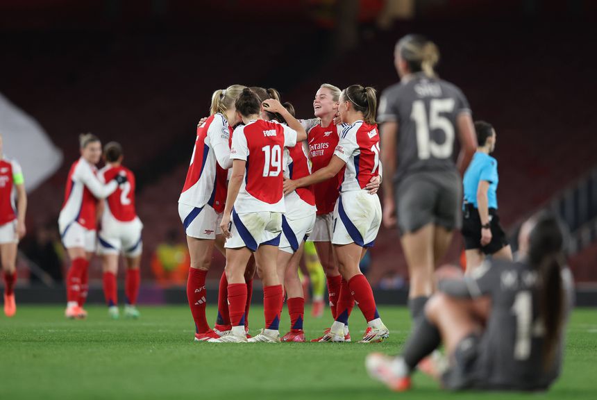 Jogadoras do Arsenal a celebrarem o apuramento para as meias-finais da Champions no Emirates