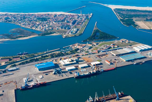 Barco naufraga em Aveiro e faz cinco feridos