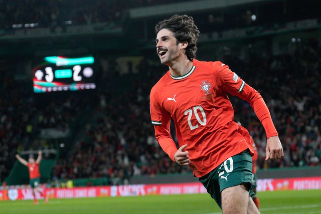 Francisco Trincão a celebrar o bis por Portugal, em Alvalade, contra a Dinamarca