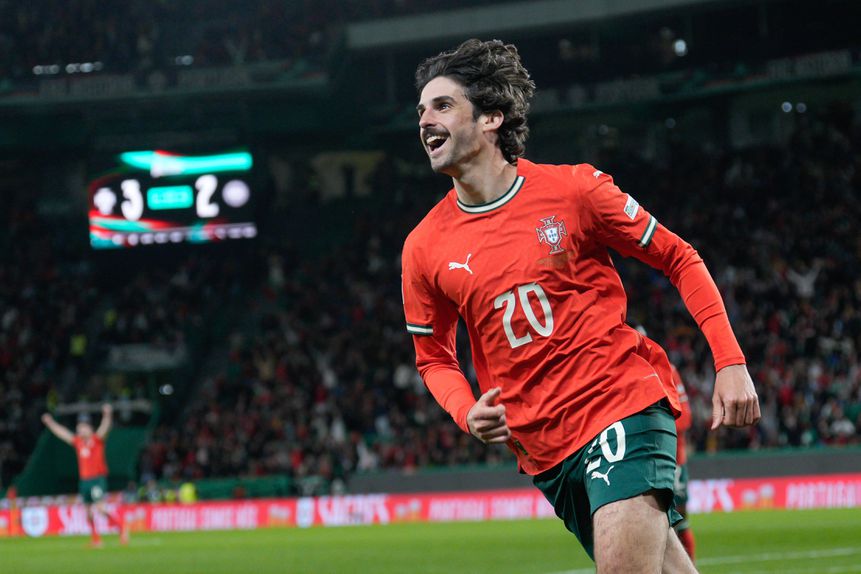 Francisco Trincão a celebrar o bis por Portugal, em Alvalade, contra a Dinamarca