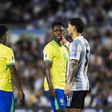 Vinícius Jr. em ação pelo Brasil no jogo com a Argentina (IMAGO)