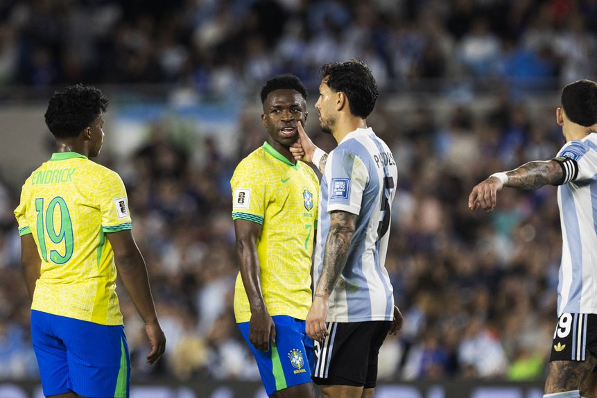 Vinícius Jr. em ação pelo Brasil no jogo com a Argentina (IMAGO)