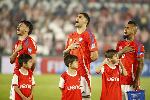 Maripán a cantar o hino nacional do Chile, ao lado de Vidal