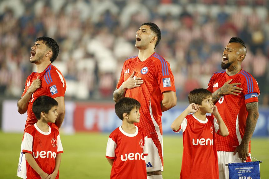 Maripán a cantar o hino nacional do Chile, ao lado de Vidal