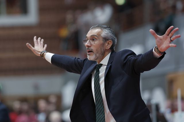 Phillipe da Silva, treinador do Nanterre, gesticula agressivamente com os seus jogadores