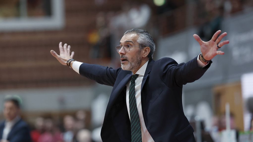 Phillipe da Silva, treinador do Nanterre, gesticula agressivamente com os seus jogadores