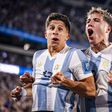 Enzo Fernández a celebrar o primeiro golo de Simeone pela Argentina