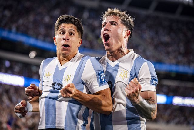 Enzo Fernández a celebrar o primeiro golo de Simeone pela Argentina