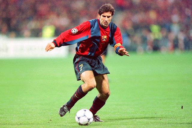 Luís Figo com a camisola do Barcelona, num jogo em casa do Bayern Munique, no ano de 1998 (IMAGO)
