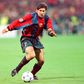 Luís Figo com a camisola do Barcelona, num jogo em casa do Bayern Munique, no ano de 1998 (IMAGO)