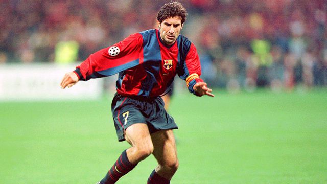 Luís Figo com a camisola do Barcelona, num jogo em casa do Bayern Munique, no ano de 1998 (IMAGO)