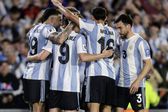 Jogadores da Argentina a celebrarem um dos quatro golos marcados ao Brasil