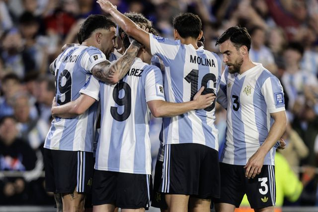 Jogadores da Argentina a celebrarem um dos quatro golos marcados ao Brasil