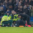Ryan Mason assistido após o tremendo choque de cabeça com Gary Cahill, no Chelsea-Hull City de janeiro de 2017 (foto: IMAGO)
