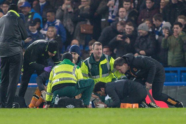 Ryan Mason assistido após o tremendo choque de cabeça com Gary Cahill, no Chelsea-Hull City de janeiro de 2017 (foto: IMAGO)