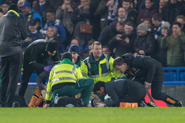 Ryan Mason assistido após o tremendo choque de cabeça com Gary Cahill, no Chelsea-Hull City de janeiro de 2017 (foto: IMAGO)