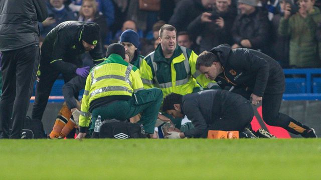 Ryan Mason assistido após o tremendo choque de cabeça com Gary Cahill, no Chelsea-Hull City de janeiro de 2017 (foto: IMAGO)