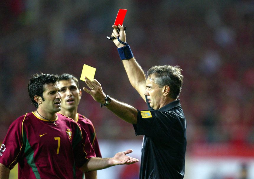 Árbitro do Portugal-Coreia do Sul a mostrar o cartão vermelho