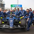 Equipa de mecânicos da Williams empurra de monolugar de Carlos Sainz durante GP da China, em Xangai