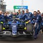 Equipa de mecânicos da Williams empurra de monolugar de Carlos Sainz durante GP da China, em Xangai