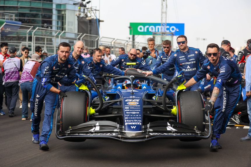 Equipa de mecânicos da Williams empurra de monolugar de Carlos Sainz durante GP da China, em Xangai