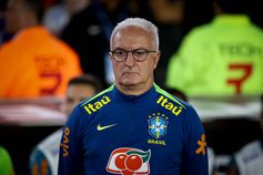 Dorival Júnior olha para o campo durante um jogo do Brasil