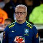 Dorival Júnior olha para o campo durante um jogo do Brasil