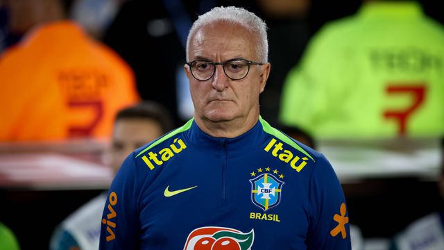 Dorival Júnior olha para o campo durante um jogo do Brasil