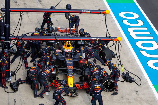 Liam Lawson durante uma paragem nas boxes da Red Bull em Xangai