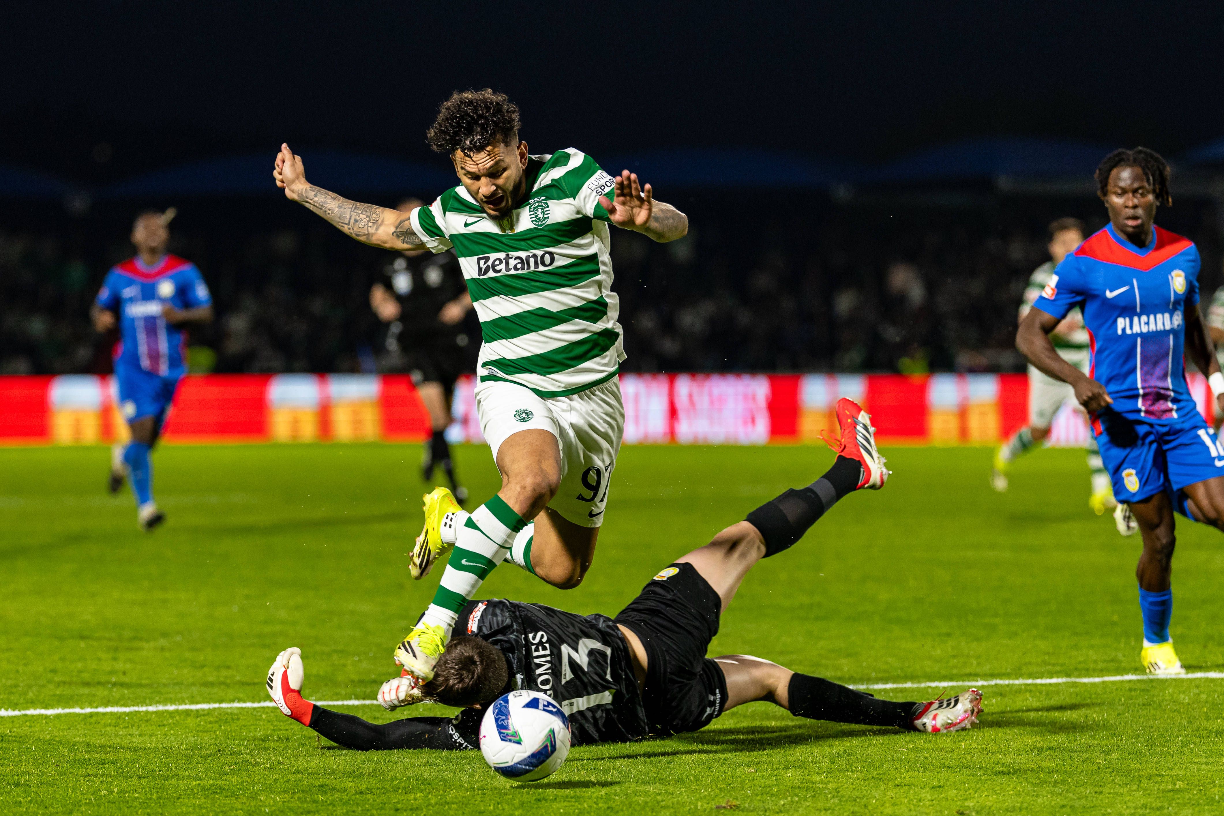 Alverca-Sporting (Liga): Penálti assinalado aos 46' após duelo entre Luis Suárez e André Gomes. O VAR reverteu a decisão e Pedro Henriques concordou, considerando que «não houve qualquer contacto» entre as mãos do guardião e a perna do colombiano