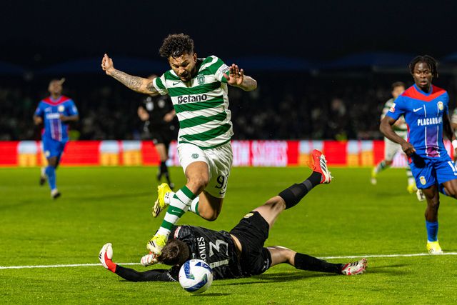 Este foi o lance do não penálti em Alverca com Luis Suárez, avançado do Sporting