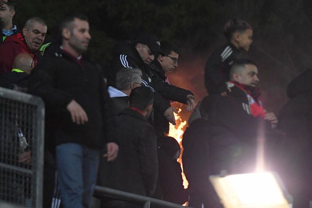 Incêndio na bancada do Arouca-Benfica (foto: Rogério Ferreira/Kapta+)