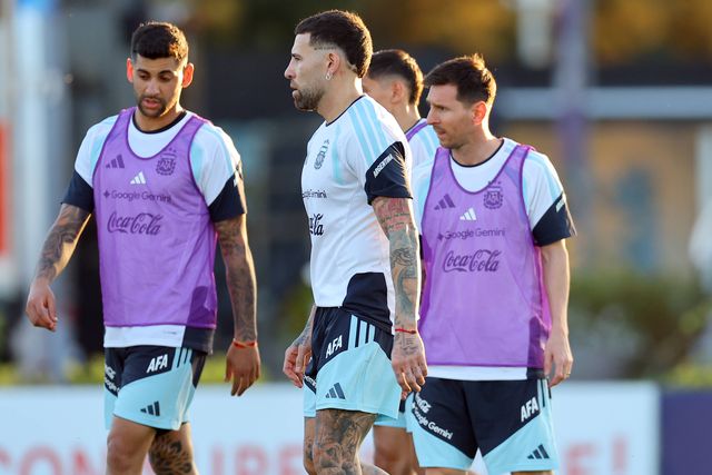 Cristian Romero, Nicolás Otamendi e Lionel Messi no treino da Argentina em Buenos Aires — Foto: IMAGO